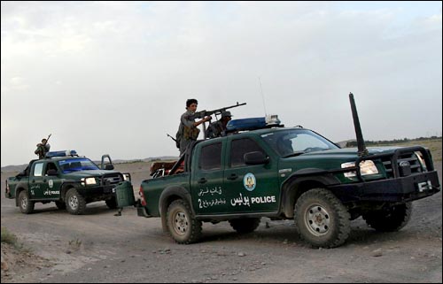 지난 2007년 7월 25일 아프가니스탄 경찰 차량이 가즈니주의 탈레반에게 살해된 한국인 인질이 발견된 장소에 도착하여 경계근무를 서고 있다.
